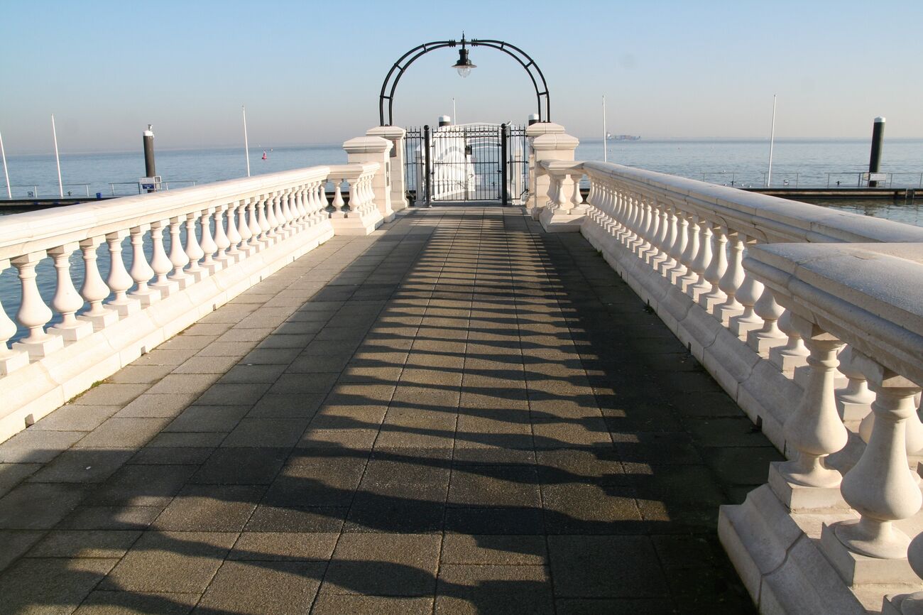 Cowes Parade Landing Isle Of Wight 01